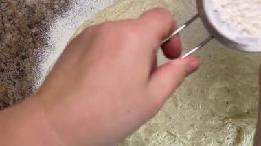Çiğ, iyi yetişmiş hamur mayasını süzgeçten geçir..