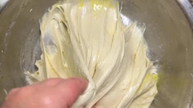 Ciabatta için hamur mayası yapma süreci. Esneme ve katlama.