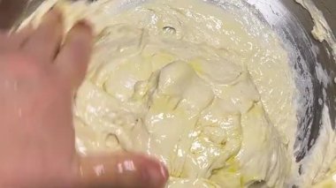 Zeytin yağını maya hamuruna karıştırıyorum. Ciabatta için hamur mayası yapma süreci..