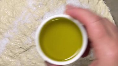 Maya hamuruna tuz ve zeytinyağı eklenir. Zeytin yağını maya hamuruna karıştırıyorum. Ciabatta için hamur mayası yapma süreci..
