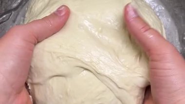 Ev yapımı ciabatta yapmak için ham hamur katlama ve gerdirme işlemi..