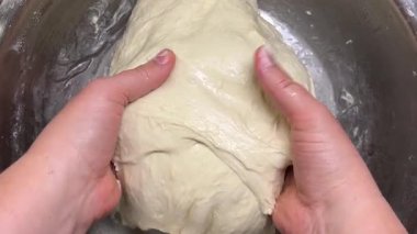 Ev yapımı ciabatta yapmak için ham hamur katlama ve gerdirme işlemi..