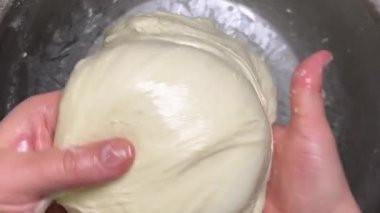 Ev yapımı ciabatta yapmak için ham hamur katlama ve gerdirme işlemi..