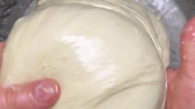 Ev yapımı ciabatta yapmak için ham hamur katlama ve gerdirme işlemi..