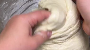 Ev yapımı ciabatta yapmak için ham hamur katlama ve gerdirme işlemi..