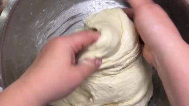Ev yapımı ciabatta yapmak için ham hamur katlama ve gerdirme işlemi..