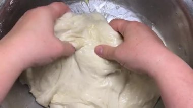 Ev yapımı ciabatta yapmak için ham hamur katlama ve gerdirme işlemi..