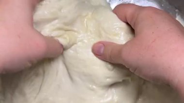 Ev yapımı ciabatta yapmak için ham hamur katlama ve gerdirme işlemi..