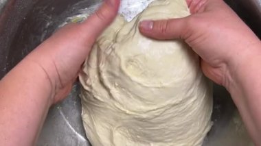 Ev yapımı ciabatta yapmak için ham hamur katlama ve gerdirme işlemi..