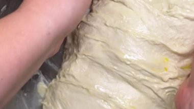 Ev yapımı ciabatta yapmak için ham hamur katlama ve gerdirme işlemi..