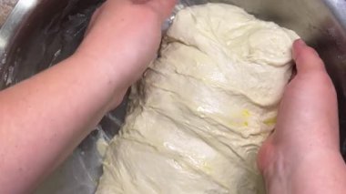 Ev yapımı ciabatta yapmak için ham hamur katlama ve gerdirme işlemi..