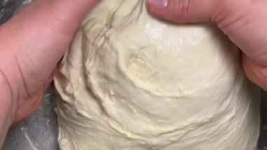 Ev yapımı ciabatta yapmak için ham hamur katlama ve gerdirme işlemi..