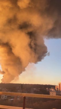 Bir Rus füzesi Ukrayna 'daki enerji altyapısını ve depoları vurduktan sonra gün doğumunda bir duman bulutu yükselir. Dikey video.