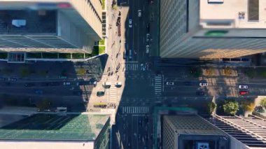 Toronto, Ontario, Kanada 'da yoğun kavşakların, çatıların, gökdelenlerin havadan görüntüsü.