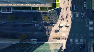 Toronto, Ontario, Kanada 'da yoğun kavşakların, çatıların, gökdelenlerin havadan görüntüsü.