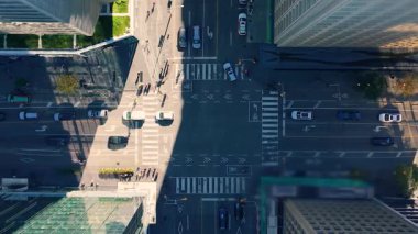 Toronto, Ontario, Kanada 'da yoğun kavşakların, çatıların, gökdelenlerin havadan görüntüsü.