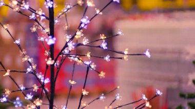 Noel ışıklarının güzelliği neşeli bir atmosfer yaratıyor. Bokeh efekti ışıl ışıl süslemeleri ve süslü bir ağacı vurguluyor. Tatil sezonu projeleri ve geçmişleri için mükemmel..