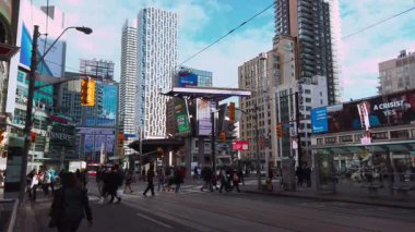 TORONTO, CANADA - 29 NUVEMBER 2025 Yonge Caddesi Kazanan Alışveriş Merkezi ve Carlton Caddesi ile Yonge Caddesi 'nin yoğun kavşağına bakıyor..
