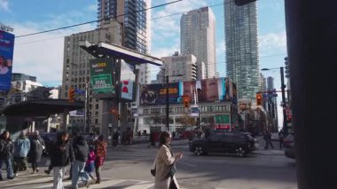 TORONTO, CANADA - 29, 2025 Yonge Caddesi ve Yonge Dundas 'ın yoğun kavşağı Toronto, Ontario, Kanada. Gökdelenler, yoğun trafik ve sayısız neon tabela..