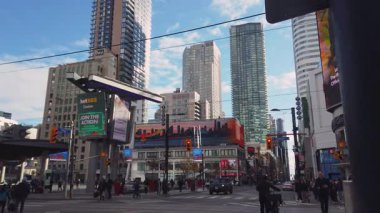 TORONTO, CANADA - 29, 2025 Yonge Caddesi ve Yonge Dundas 'ın yoğun kavşağı Toronto, Ontario, Kanada. Gökdelenler, yoğun trafik ve sayısız neon tabela..