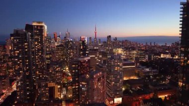 Toronto ufuk çizgisinin insansız hava aracı görüntüsü. Şehir ışıkları. Şehir merkezindeki gökdelenler yukarıdan görünüyor. Toronto, Ontario, Kanada.