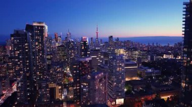Toronto ufuk çizgisinin insansız hava aracı görüntüsü. Şehir ışıkları. Şehir merkezindeki gökdelenler yukarıdan görünüyor. Toronto, Ontario, Kanada.