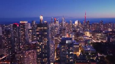 Toronto 'nun gece siluetinin drone görüntüsü. Gece şehir ışıkları. Şehir merkezindeki gökdelenler yukarıdan görüldü. Toronto, Ontario, Kanada.