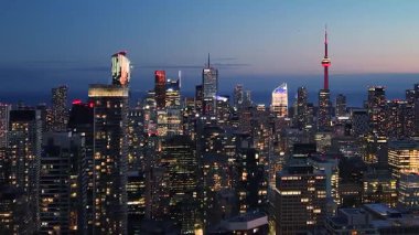 Toronto ufuk çizgisinin insansız hava aracı görüntüsü. Şehir ışıkları. Şehir merkezindeki gökdelenler yukarıdan görünüyor. Toronto, Ontario, Kanada.