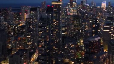 Toronto ufuk çizgisinin insansız hava aracı görüntüsü. Şehir ışıkları. Şehir merkezindeki gökdelenler yukarıdan görünüyor. Toronto, Ontario, Kanada.