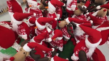 Bir alışveriş merkezinde satılık Noel süsleri. Kardan adam ve ren geyiği pelüş oyuncaklarının yer aldığı bayram gösterisi. Perakende mağazasında mevsimlik alışveriş ortamı.
