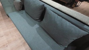 Modern bir mobilya galerisinde rahat, gri bir kanepe. Modern yaşam alanları için şık ev dekorasyonu ilham kaynağı. Ev dekorasyonu için rahat ve çağdaş mobilyalar.