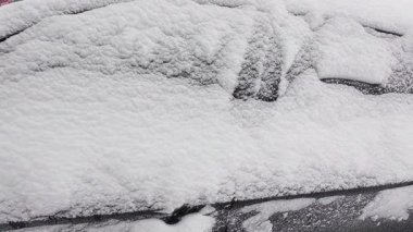 Yoğun bir kar fırtınasından sonra araba tamamen kara bulanmıştı. Şiddetli bir kar fırtınası her yerde kalın bir kar tabakası bıraktı..