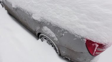 Kar fırtınasından sonra arabalar derin karla kaplandı. Şiddetli kar yağışı sırasında araçlar şehir caddesinde sıkıştı..