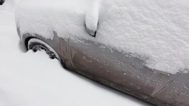 Kar fırtınasından sonra arabalar derin karla kaplandı. Şiddetli kar yağışı sırasında araçlar şehir caddesinde sıkıştı..