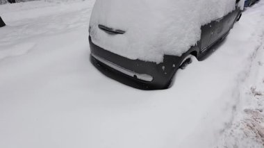 Kar fırtınasından sonra arabalar derin karla kaplandı. Şiddetli kar yağışı sırasında araçlar şehir caddesinde sıkıştı..