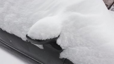 Kar fırtınasından sonra arabalar derin karla kaplandı. Şiddetli kar yağışı sırasında araçlar şehir caddesinde sıkıştı..