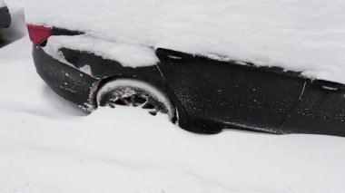 Kar fırtınasından sonra arabalar derin karla kaplandı. Şiddetli kar yağışı sırasında araçlar şehir caddesinde sıkıştı..