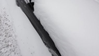 Kar fırtınasından sonra arabalar derin karla kaplandı. Şiddetli kar yağışı sırasında araçlar şehir caddesinde sıkıştı..