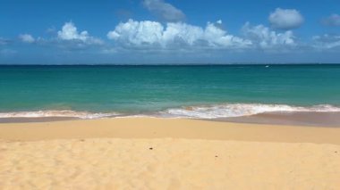 Altın kumlu sahil, Karayip Denizi 'nin parlak mavi ve turkuaz suları, St. Maarten adası. Saint Martin, Karayipler 'in kuzeydoğusunda bir adadır..