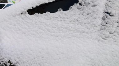 Yoğun bir kar fırtınasından sonra araba tamamen kara bulanmıştı. Şiddetli bir kar fırtınası her yerde kalın bir kar tabakası bıraktı..