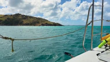 Karayip Denizi 'nde bir tekne gezisi. Saint Martin adası, Karayipler..