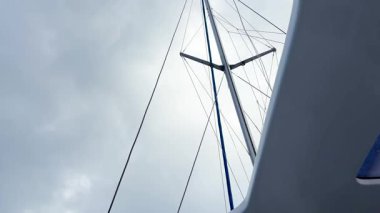 Sargasso yelkovanı bulutların arasında süzülüyor. Sadece Karayipler 'de yuva yapmak için yelkovan. Saint Martin Adası, Karayipler 'de yelkenli gezisi.