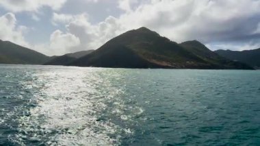 Karayiplerdeki Saint Martin kayalık kıyılarında bir yelkenli gezisi..