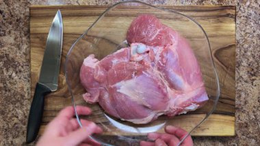 Hindi butunu ruloya hazırlıyorum. Hindi butunu cam tabaktan oyma ahşap bir tahtaya aktarın..