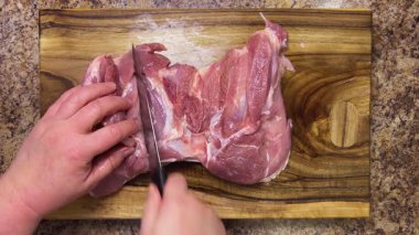 Hindi butunu ruloya hazırlıyorum. Etin yüzeyi boyunca kesikler yap, ahşap bir tahta üzerine yerleştirilir..