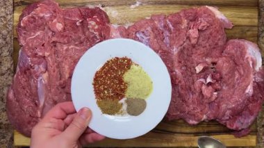 Hindi butunu ruloya hazırlıyorum. Baharatları bir çay kaşığıyla hazırlanmış ete karıştır..