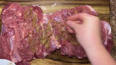 Hindi butunu ruloya hazırlıyorum. Baharat karışımını etin üzerine eşit olarak yay..