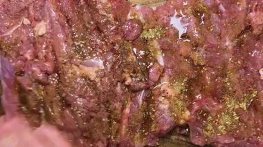 Hindi butunu ruloya hazırlıyorum. Baharat karışımını ve sebze yağını etin üzerine elle dağıtın..