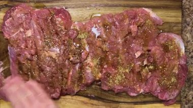 Hindi butunu ruloya hazırlıyorum. Baharat karışımını ve sebze yağını etin üzerine elle dağıtın..