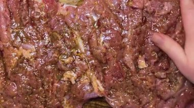 Hindi butunu ruloya hazırlıyorum. Baharat karışımını ve sebze yağını etin üzerine elle dağıtın..